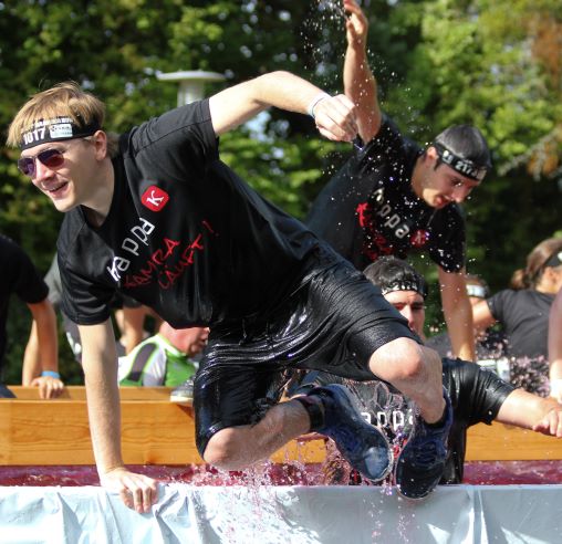 Das Kappa Team überwindet ein Wasser-Hindernis beim Great Barrier Run 2021 Göttingen